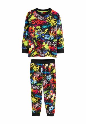 Mehrfarbige Schlafanzüge mit einem schwarzen Hintergrund und graffiti-artigen Sportmotiven, darunter Fussbälle und lebendige abstrakte Designs.
