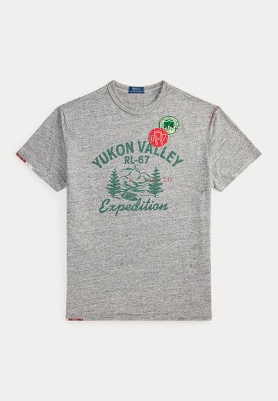 Hallharjast hall puuvillane T-särk ümmarguse kaeluse, lühikeste varrukate ja esipoolse graafilise prindiga, kus on kujutatud puid ja rohelise teksti "YUKON VALLEY".