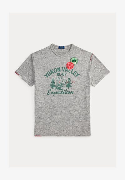 Harmaa puuvillapaita, jossa on pyöreä pääntie, lyhyet hihat ja edessä graafinen painatus, jossa on puita ja "YUKON VALLEY" -teksti vihreällä.
