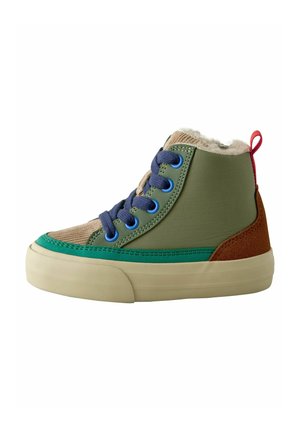 High-Top-Sneaker in Grün, Braun und Blau. Verfügt über ein strukturiertes Material, eine Cord-Decksohle, ein kuscheliges Innenfutter und eine Gummisohle. Blaue Ösen und ein roter Fersenpatch.