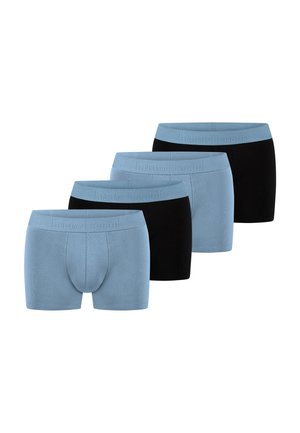Vier Paare Herrenboxershorts in abwechselnder hellblauer und schwarzer Farbe mit markenbezogenen elastischen Taillenbändern, diagonal gestapelt.