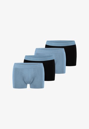 Vier Paare Herrenboxershorts in abwechselnder hellblauer und schwarzer Farbe mit markenbezogenen elastischen Taillenbändern, diagonal gestapelt.