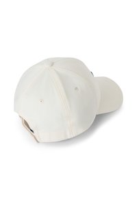 Witte pet met een gebogen rand, gemaakt van stof. Voorzien van ventilatieoogjes en een logo aan de zijkant, met een zachte textuur.