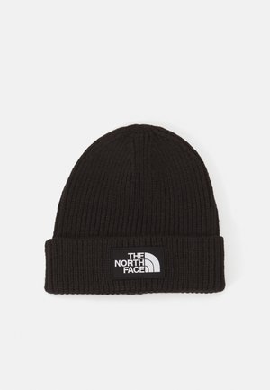 Beanie nera lavorata a maglia con texture a coste, caratterizzata da un risvolto e una patch con logo bianco sul davanti.