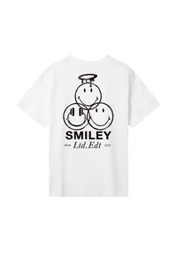 Weißes Baumwoll-T-Shirt mit drei schwarzen Smiley-Gesichtern in unterschiedlichen Ausdrücken und einem Heiligenschein, sowie dem Text "SMILEY Ltd. Edt 1972".