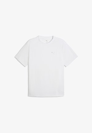 Tricou simplu alb, cu mâneci scurte și guler rotund, cu un mic logo Puma gri pe partea stângă a pieptului, pe un fundal alb.