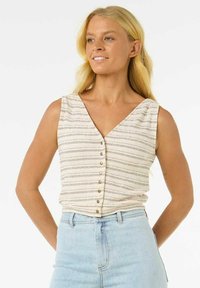 Haut sans manches blanc avec un col en V et des rayures verticales fines. Présente des boutons dorés le long de l'avant et une coupe décontractée, assorti à un jean bleu clair.