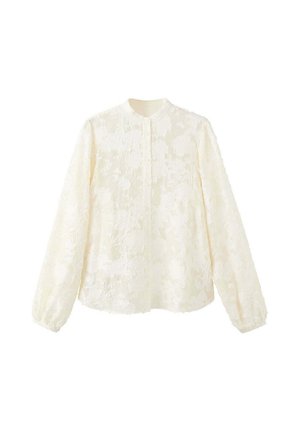 Blusa cremosa de manga larga con patrón de encaje floral, cuello alto y cierre frontal con botones.