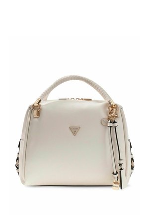 Sac à main Guess en cuir blanc avec poignée enveloppée, ferrures dorées, logo triangulaire et tassels décoratifs avec breloque en forme de cadenas sur le côté.