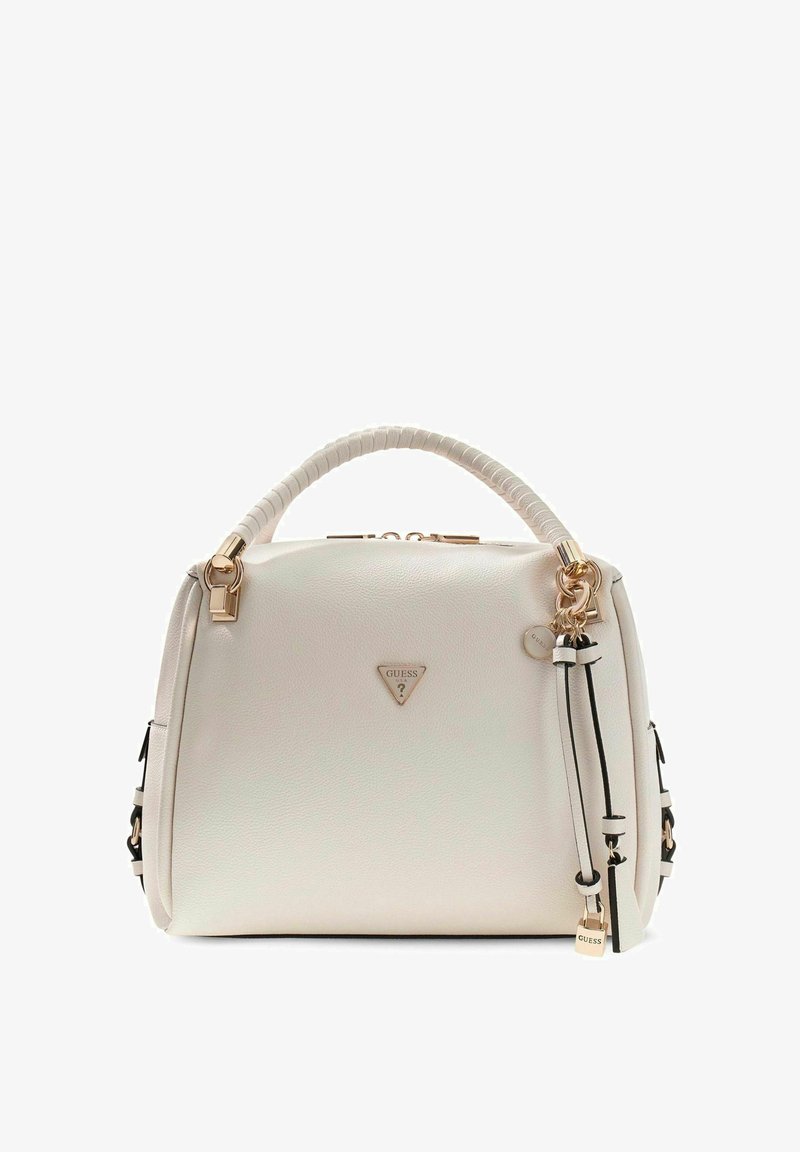 Sac à main Guess en cuir blanc avec poignée enveloppée, ferrures dorées, logo triangulaire et tassels décoratifs avec breloque en forme de cadenas sur le côté.