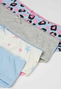 Drei Paar Kinderunterwäsche: ein blaues Leopardenmuster, ein graues und ein weißes mit rosa und blauen Sternen, ausgestattet mit weichen elastischen Taillenbündchen und Schleifen.