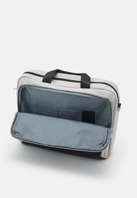 Graue Laptop-Tasche aus Stoff mit schwarzen Akzenten, Reißverschluss, zwei Griffen und einem geräumigen Innenraum mit blauer Innenauskleidung und Organisationsfächern.