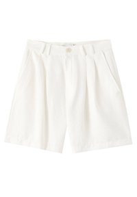 Shorts de lino blancos con un corte holgado, que cuentan con un cierre de botón, pliegues en el frente y bolsillos en los lados. Textura suave y diseño limpio.