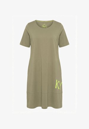 Vestito casual kaki a maniche corte con scollo rotondo e scritta "KY" verde lime vicino all'orlo sul lato destro.