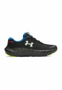 Baskets de sport en maille noire avec des accents bleus, présentant une semelle noire texturée avec des éclats verts et des lacets noirs. Logo Under Armour sur le côté.