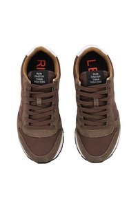 Sneaker in suede e tessuto marrone con punta rotonda, design con lacci, linguetta imbottita e suola in gomma bianca a contrasto. Marchio sulle sole interne.