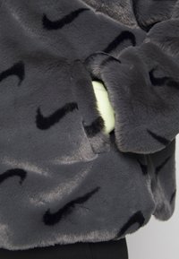 Nike Sportswear Talvitakki - dark smoke grey/black