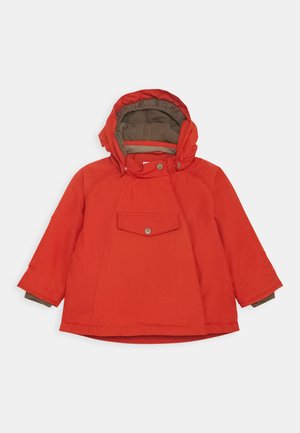 Veste isolante rouge avec capuche, dotée d'une doublure intérieure marron, d'une fermeture à boutons-pression et d'une poche avant. Coupe ample avec manches larges.