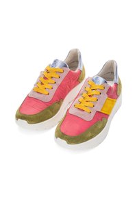 Mehrfarbige Sneaker mit pinken, gelben, grünen und grauen Wildlederelementen, gelben Schnürsenkeln und einer weißen Gummisohle. Auffällige Designelemente sind vorhanden.