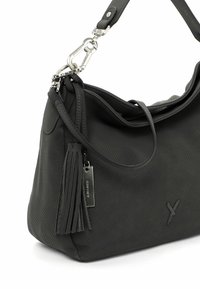 Schwarze, perforierte Lederhandtasche mit weitem Öffnungsbereich, verstellbarem Tragegurt und silbernem Zubehör. Mit Quasten-Detail und Logo-Anhänger.