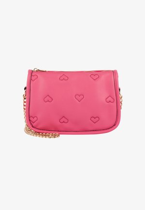 Roze leren handtas met een reliëf patroon van hartjes en een gouden kettingriem, afgebeeld tegen een witte achtergrond.