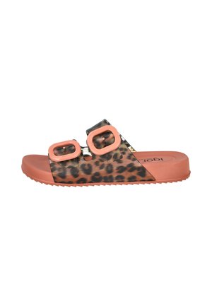 Sandalia de tira con correas de estampado de leopardo y grandes hebillas rosas, y una suela rosa con parte inferior texturizada para mayor agarre.