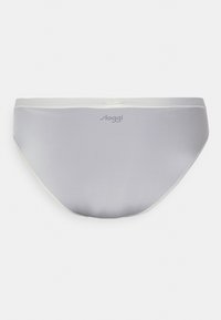 Bas de bikini gris avec taille élastique, texture lisse et bordure blanche contrastante. Comprend un petit logo imprimé à l'arrière.