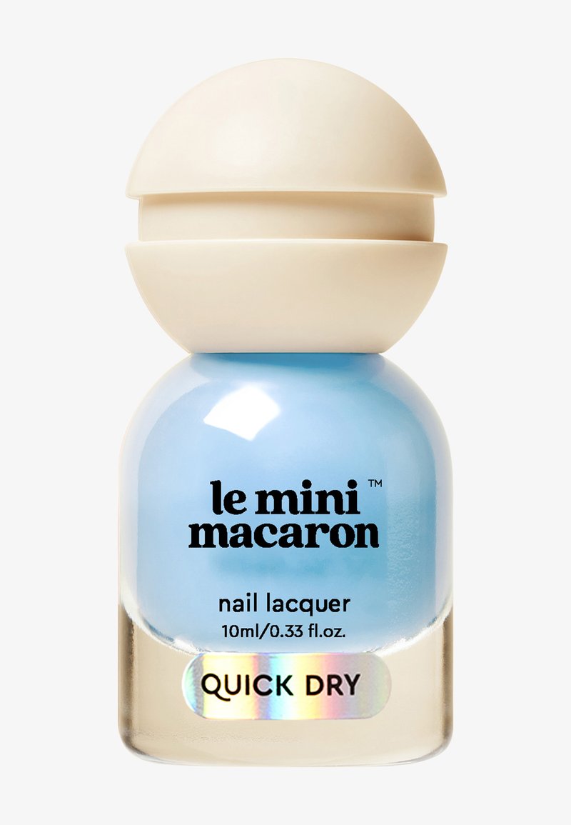 Vernis à ongles Le Mini Macaron bleu clair à séchage rapide dans un flacon rond transparent avec un bouchon sphérique beige.