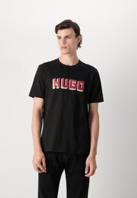 HUGO DAQERIO - T-shirt med print - black