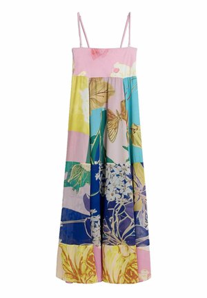 Robe longue sans manches à fines bretelles, présentant un patchwork coloré d'imprimés floraux et papillons aux nuances pastel et vives.