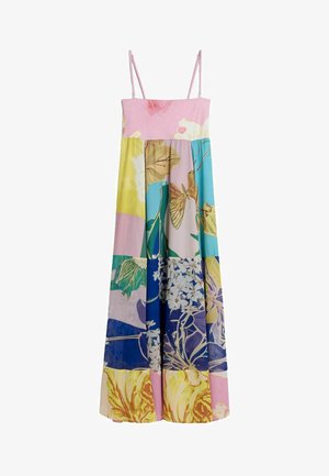 Dlhé šaty bez rukávov s tenkými ramienkami, s farebným patchworkom kvetinových a motýlích potlačí v pastelových a jasných odtieňoch.