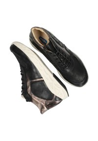 Zwarte leren sneakers met gestructureerde accenten en crèmekleurige rubberen zolen; heeft veters en een zijrits voor gemakkelijke toegang.