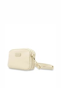 Pochette in pelle color crema con superficie texturizzata, doppia cerniera e una tracolla staccabile. Presenta un logo del marchio discreto sulla parte anteriore.