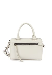 Borsa a tracolla bianca in pelle, di forma rettangolare, con manici superiori, una tracolla removibile e una tasca frontale con zip e accessoriatura in argento.