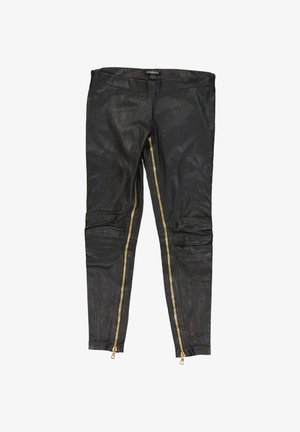 Pantalon en cuir noir avec fermetures éclair dorées à l'avant allant de la taille à la cheville et détails cousus aux genoux, posé à plat.