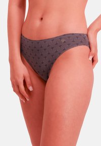 Braguitas de bikini grises con un patrón repetitivo y un brillo sutil, con una cintura cómoda y detalles mínimos de costura.