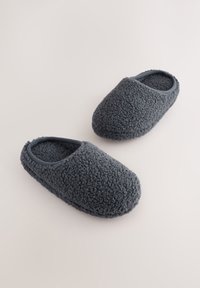 Graue Fleecepantoffeln mit weicher, strukturierter Oberfläche und rundlicher Zehendesign. Die Ränder sind mit einem glatten Stoffbesatz versehen. Leicht und gemütlich.