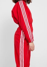 adidas Originals Träningsbyxor - red