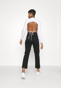 Cotton On STRETCH - Calças de ganga de perna direita - black