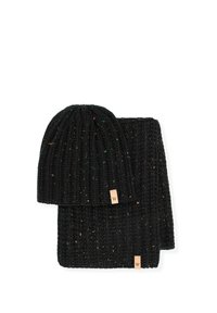 Černá pletená čepice a sada šály s žebrovanou strukturou, zdobené barevnými skvrnkami a malými štítky s logem. Akrylový materiál pro teplo.