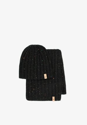 Set composto da berretto e sciarpa neri lavorati a maglia con una trama a coste, arricchiti da piccole macchie colorate e etichette con logo. Materiale in acrilico per garantire calore.