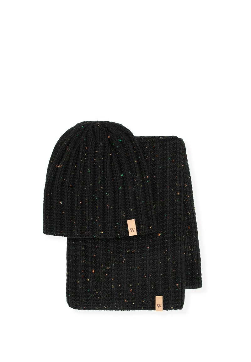 Černá pletená čepice a sada šály s žebrovanou strukturou, zdobené barevnými skvrnkami a malými štítky s logem. Akrylový materiál pro teplo.