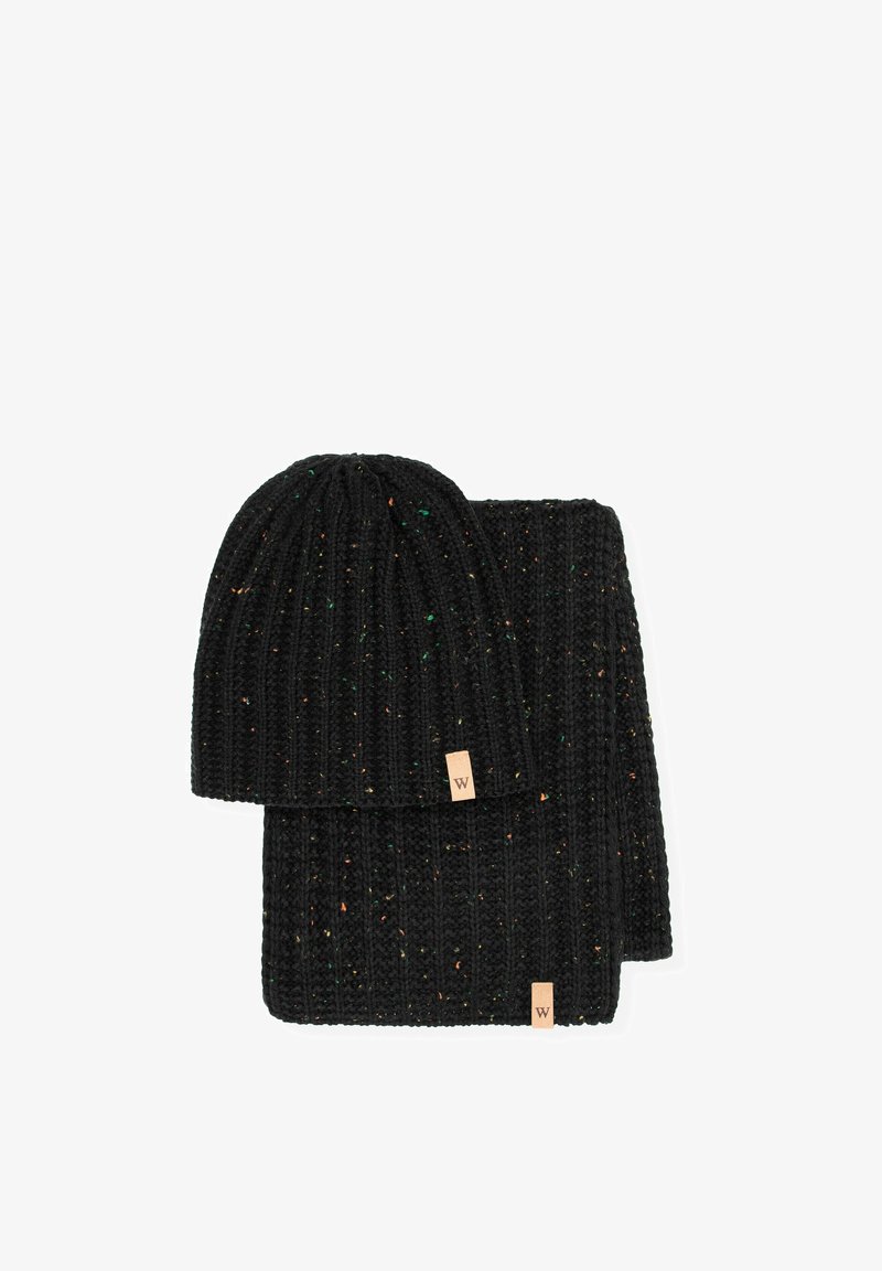 Černá pletená čepice a sada šály s žebrovanou strukturou, zdobené barevnými skvrnkami a malými štítky s logem. Akrylový materiál pro teplo.