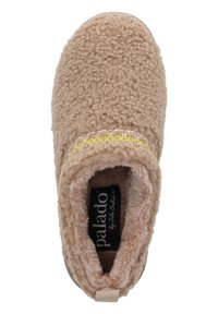 Zapatilla de casa beige y suave con un exterior texturizado. Incluye acentos cosidos en amarillo y blanco a lo largo del borde. El forro interior es de felpa.