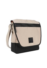 Borsa a tracolla in tessuto beige con dettagli neri, chiusura con zip e tracolla regolabile. Presenta una superficie testurizzata e una patch con logo sul davanti.