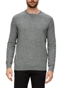 Grauer Strickpullover mit Rundhalsausschnitt, langen Ärmeln und einem strukturierten Muster. Gerippter Saum und Bündchen. Getragen mit dunklen Hosen.