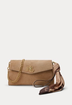 Brun ruskind clutch-taske med guld kæderem, guld RLL-logo og fastgjort beige og brun mønstret silketørklæde.