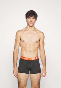 Nike Underwear ESSENTIAL TRUNK 3 PACK - Boxerbriefs - black/grey