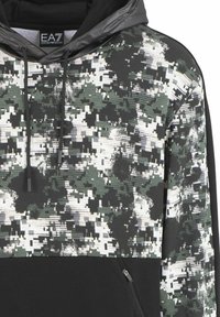 Felpa con cappuccio caratterizzata da un motivo camouflage pixelato in verde, nero e bianco. Include una tasca con zip e cappuccio regolabile.