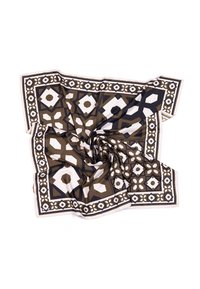 Écharpe en soie multicolore présentant des motifs géométriques en marron, blanc et bleu marine, avec une texture lisse et un design bordé.